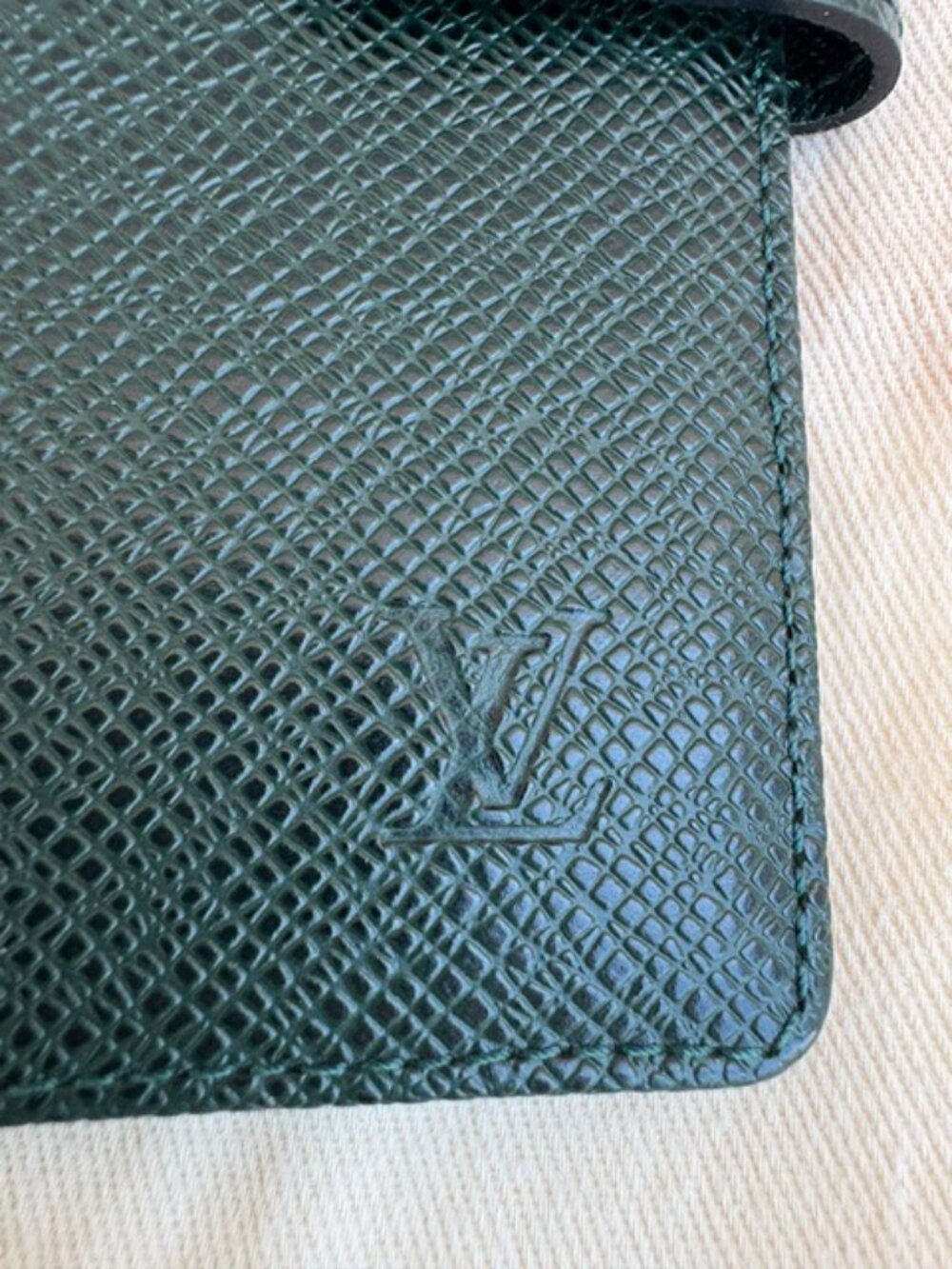 Louis Vuitton Taiga Agenda PM Notebook Cover, Evergreen NWOT - Picture 2 of 10
